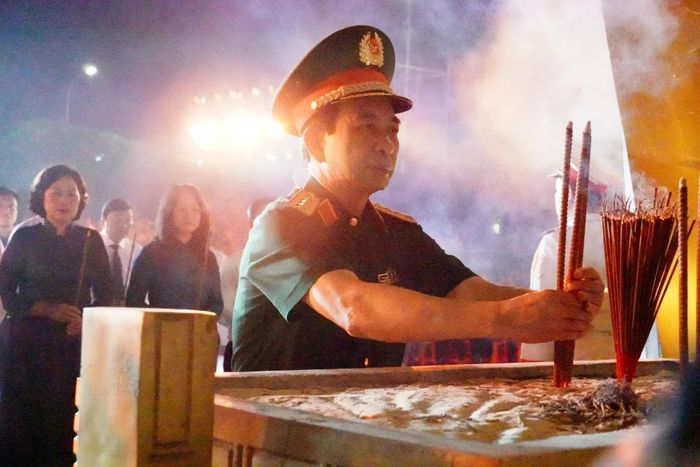 Đồng chí Đại tướng Phan Văn Giang, Phó Thủ tướng Chính phủ, Bộ trưởng Bộ Quốc phòng thành kính dâng hương, tưởng nhớ các anh hùng liệt sĩ đang yên nghỉ tại Nghĩa trang liệt sĩ quốc gia Đường 9 - Ảnh: T.P