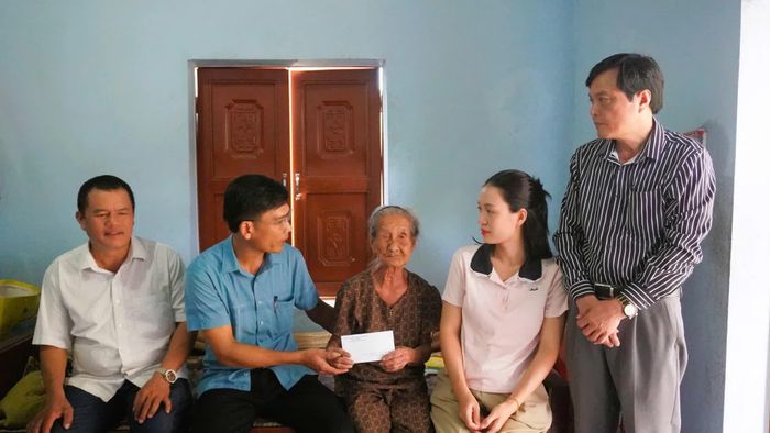 Chăm lo các gia đình chính sách thể hiện trách nhiệm, tình cảm và đạo lý “Uống nước nhớ nguồn” tốt đẹp của dân tộc - Ảnh: Q.V