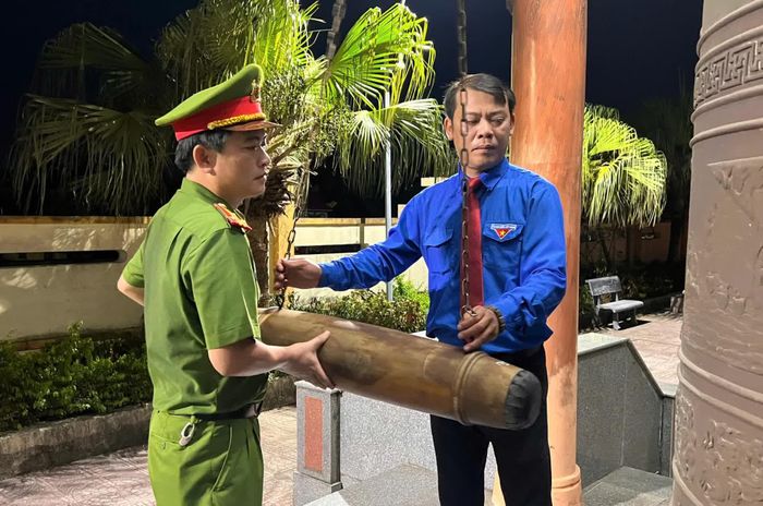 Các đại biểu thực hiện nghi thức thỉnh chuông - Ảnh: X.P