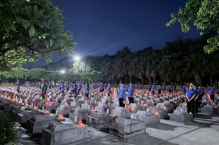 Lễ thắp nến tri ân với sự tham gia của hơn 500 đoàn viên, thanh niên - Ảnh: X.P