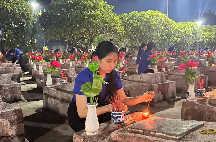 Các đoàn viên, thanh niên thắp nến, dâng hương lên các phần mộ liệt sĩ - Ảnh: X.P