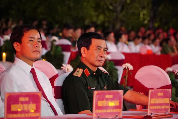 Đồng chí Đại tướng Phan Văn Giang, Phó Thủ tướng Chính phủ, Bộ trưởng Bộ Quốc phòng xúc động khi theo dõi chùm phóng sự - Ảnh: T.P