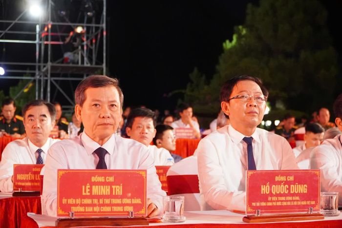 Đồng chí Lê Minh Trí, Trưởng ban Nội chính Trung ương và đồng chí Hồ Quốc Dũng, Phó Thủ tướng Chính phủ tham dự tại điểm cầu tỉnh Quảng Trị - Ảnh: T.P
