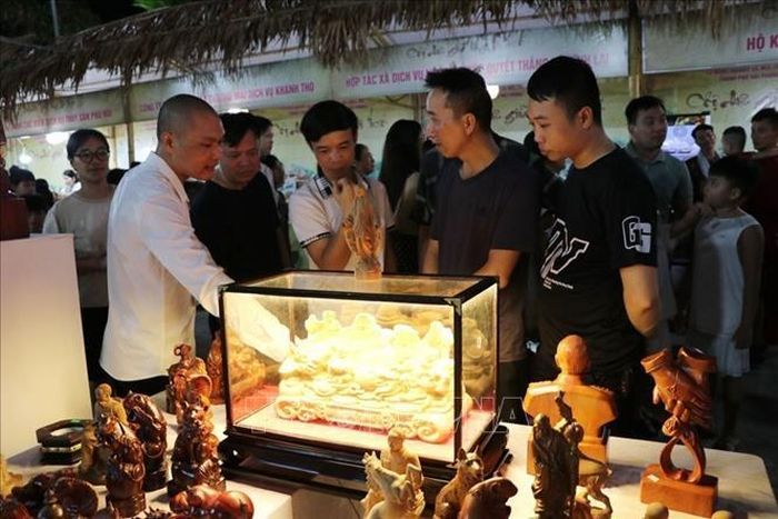 Người dân tham quan, mua sắm tại không gian chợ quê thời Mạc lần thứ 4 năm 2026.