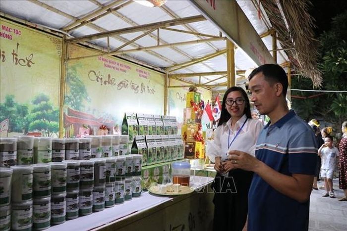 Người dân tham quan, mua sắm tại chợ quê thời Mạc lần thứ 4 năm 2026.