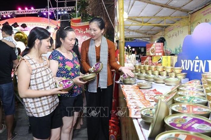 Chợ quê quy tụ 50 gian hàng, tiêu biểu là 20 gian hàng OCOP giới thiệu hàng trăm sản phẩm OCOP, nông sản an toàn và đặc sản tiêu biểu của Hải Phòng sau sáp nhập.
