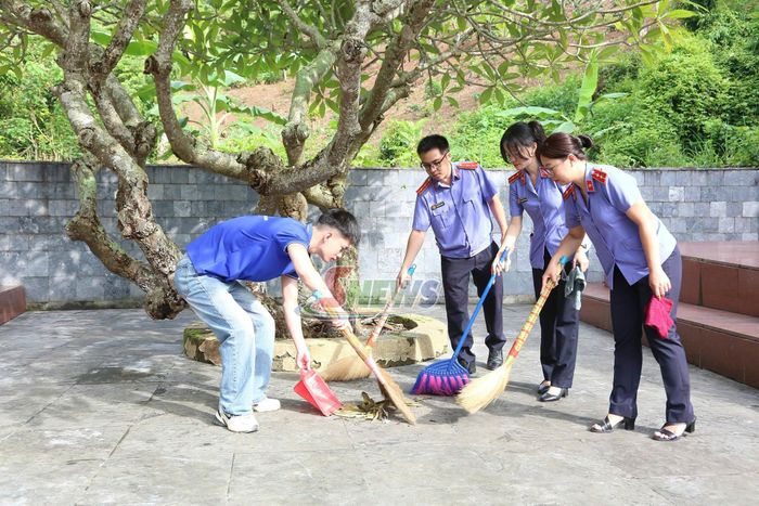 ĐVTN tham gia vệ sinh, chỉnh trang khuôn viên Nghĩa trang Liệt sĩ Nhà tù Sơn La.