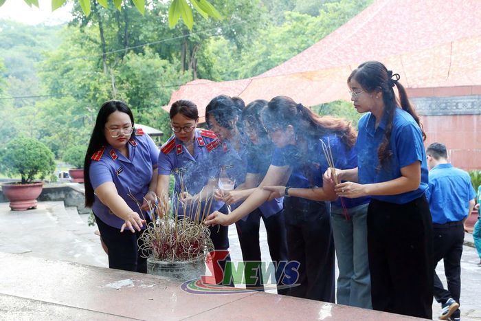 ĐVTN các đơn vị dâng hương tại phần mộ liệt sĩ Tô Hiệu.