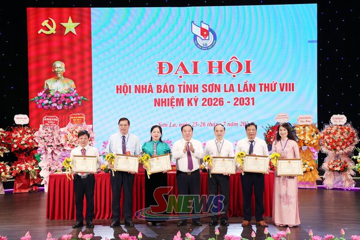 Trao Bằng khen của Chủ tịch UBND tỉnh cho các cá nhân có thành tích.