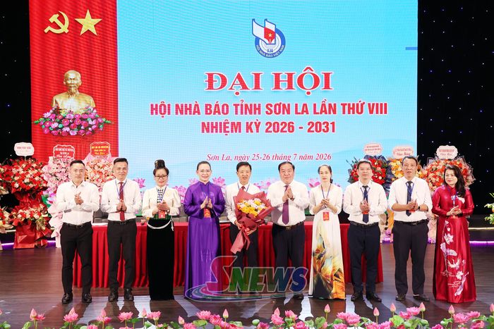 Đồng chí Chá A Của tặng hoa chúc mừng Ban Chấp hành Hội Nhà báo tỉnh khóa VIII, nhiệm kỳ 2026-2031.