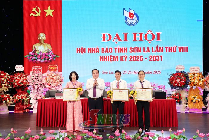 Ủy ban MTTQ Việt Nam tỉnh trao Bằng khen cho các cá nhân đã có thành tích xuất sắc