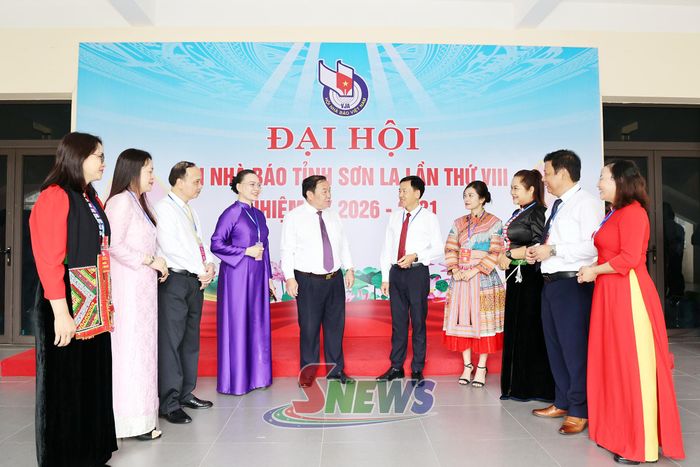 Các đại biểu trao đổi bên lề Đại hội.