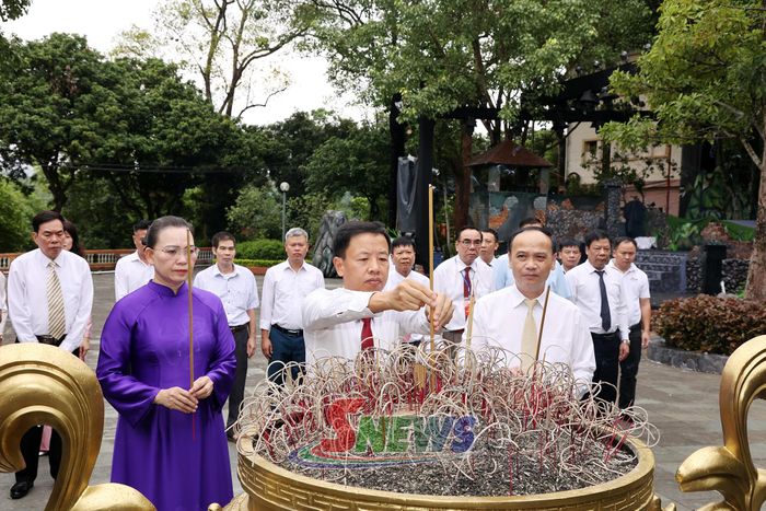 Các đại biểu dâng hương tại Nhà tưởng niệm các Anh hùng liệt sĩ Nhà tù Sơn La.