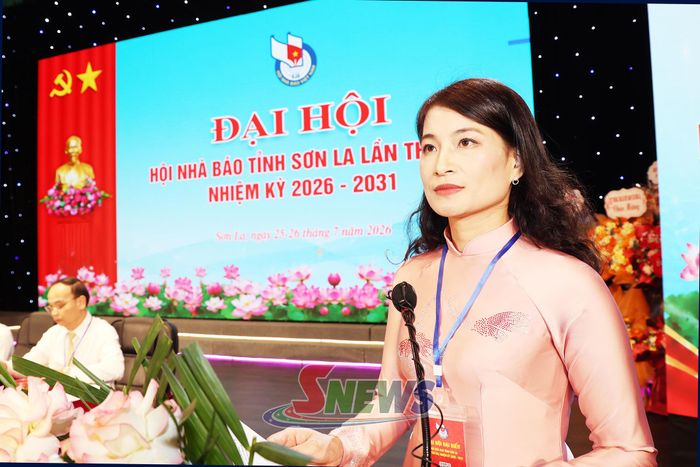 Nhà báo Khương Thị Nguyệt, Trưởng Phòng Thư ký Biên tập, Báo và Phát thanh, truyền hình Sơn La phát biểu tham luận tại Đại hội.
