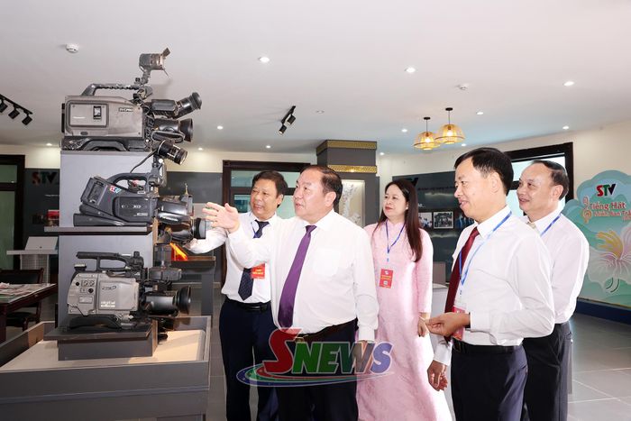 Đồng chí Chá A Của tham quan phòng truyền thống của Báo và Phát thanh, truyền hình Sơn La.