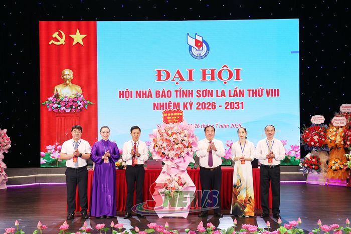 Đồng chí Chá A Của tặng hoa chúc mừng Đại hội.