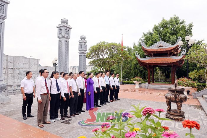 Hội nhà báo tỉnh dâng hương Đền thờ Bác Hồ.