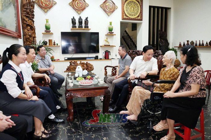 Đoàn công tác thăm hỏi, động viên bà Vương Thị Ngọc Yến.