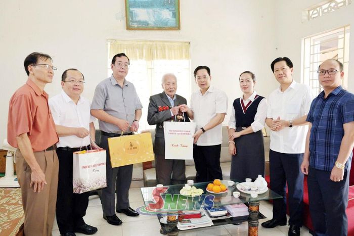 Đoàn công tác thăm, tặng quà ông Nguyễn Văn Tân.