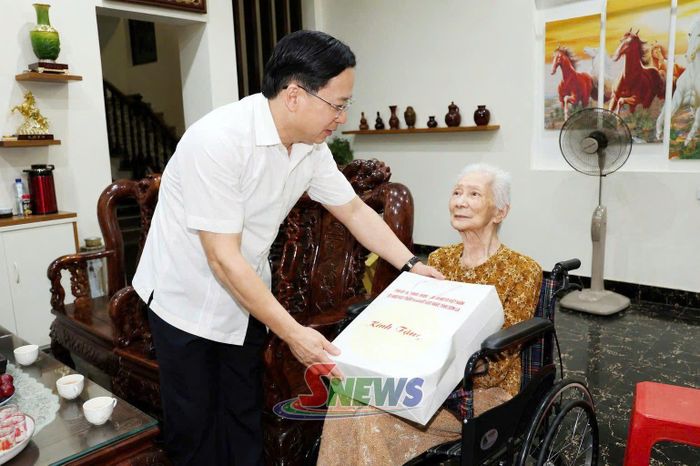 Đồng chí Bí thư Tỉnh ủy tặng quà bà Vương Thị Ngọc Yến.
