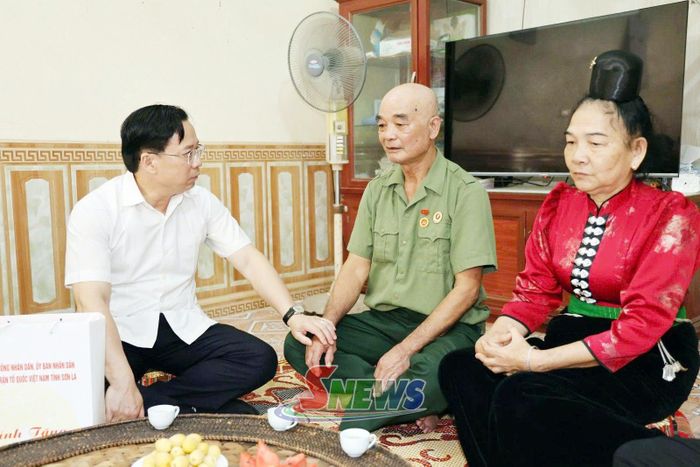 Đồng chí Bí thư Tỉnh ủy thăm hỏi sức khỏe bệnh binh Lù Văn Nọi.