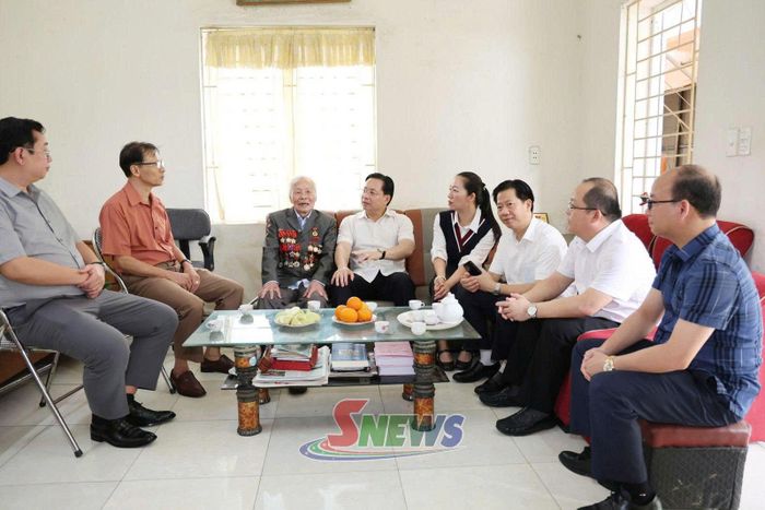 Đoàn công tác thăm ông Nguyễn Văn Tân.