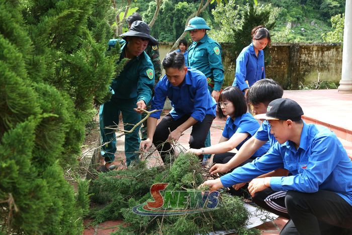 ĐVTN phường Chiềng Cơi chỉnh trang khuôn viên Nhà bia tưởng niệm Liệt sĩ Chiềng Cọ.