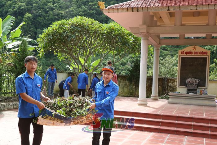 ĐVTN phường Chiềng Cơi ra quân dọn vệ sinh khuôn viên Bia tưởng niệm Liệt sĩ Chiềng Cọ.