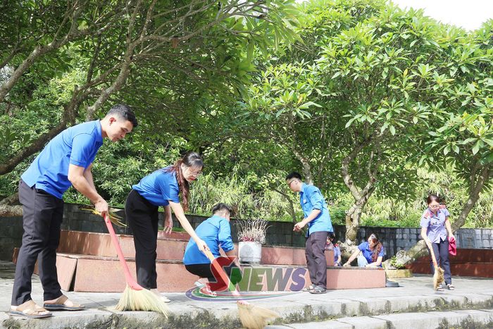 ĐVTN Đoàn Khối các cơ quan Đảng tỉnh dọn dẹp vệ sinh khuôn viên Nghĩa trang Nhà tù Sơn La.