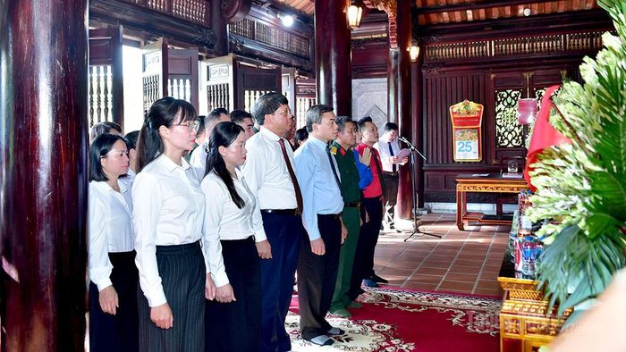 Đồng chí Phó Bí thư Tỉnh ủy, Chủ tịch Ủy ban MTTQ Việt Nam tỉnh Ma Thế Hồng và các đại biểu dâng hương, dâng hoa tại Đền thờ Chủ tịch Hồ Chí Minh.