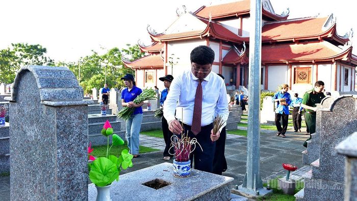  Đồng chí Phó Chủ tịch Thường trực Ủy ban MTTQ Việt Nam tỉnh Hà Trung Kiên thắp hương mộ liệt sĩ. 