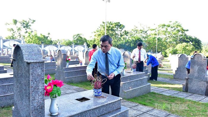 Đồng chí Ma Thế Hồng, Phó Bí thư Tỉnh ủy, Chủ tịch Ủy ban MTTQ Việt Nam tỉnh thắp hương mộ liệt sĩ.