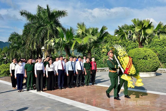Đồng chí Phó Bí thư Tỉnh ủy, Chủ tịch Ủy ban MTTQ Việt Nam tỉnh Ma Thế Hồng dâng hoa tưởng niệm các Anh hùng liệt sĩ tại Đài tưởng niệm các Anh hùng liệt sĩ tỉnh.