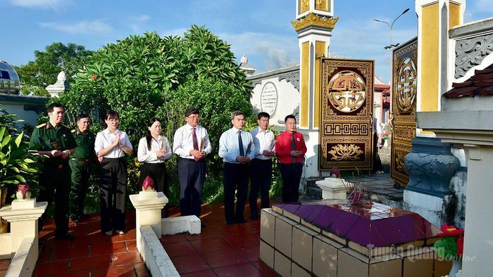  Các đồng chí: Phó Bí thư Tỉnh ủy, Chủ tịch Ủy ban MTTQ Việt Nam tỉnh Ma Thế Hồng; Phó Chủ tịch Thường trực Ủy ban MTTQ Việt Nam tỉnh Hà Trung Kiên và các đại biểu dâng hương phần mộ các Mẹ Việt Nam Anh hùng an nghỉ tại Nghĩa trang Liệt sĩ tỉnh. 