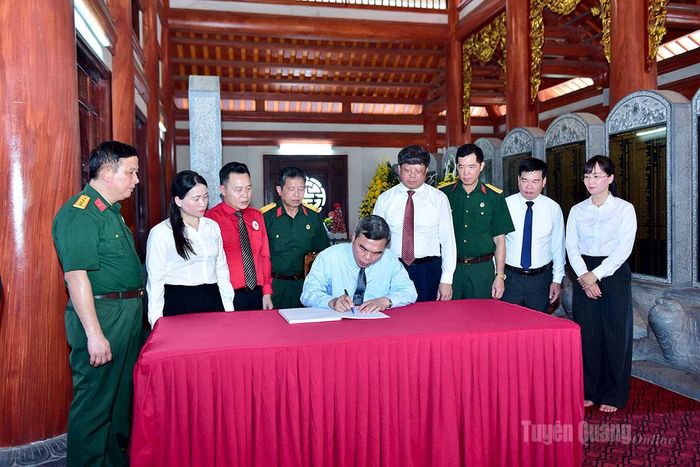 Đồng chí Ma Thế Hồng, Phó Bí thư Tỉnh ủy, Chủ tịch Ủy ban MTTQ Việt Nam tỉnh viết lưu bút tại Nhà tưởng niệm các Anh hùng liệt sĩ Nghĩa trang liệt sĩ tỉnh.