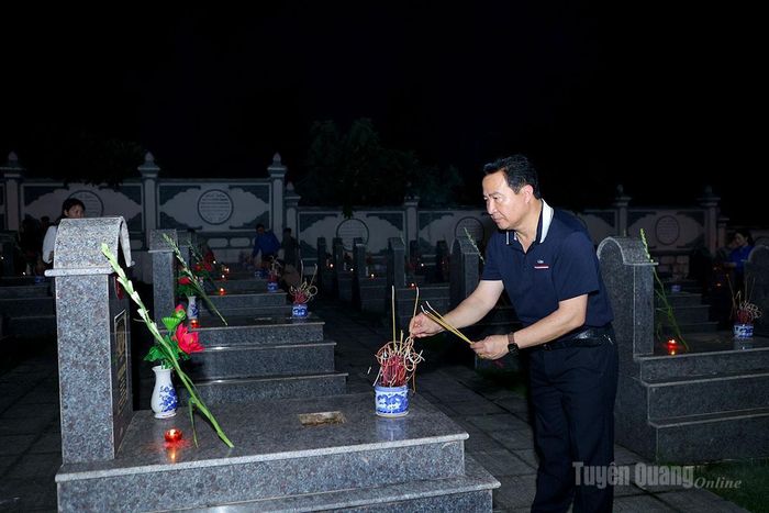 Lãnh đạo Báo và phát thanh, truyền hình Tuyên Quang thắp hương tưởng nhớ các Anh hùng liệt sĩ.