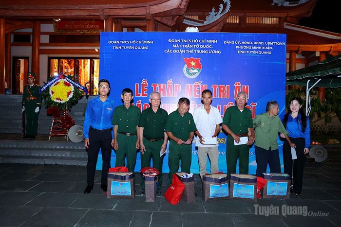Đoàn TNCS Hồ Chí Minh MTTQ, các đoàn thể Trung ương tặng quà thương binh, liệt sĩ trên địa bàn phường Minh Xuân.