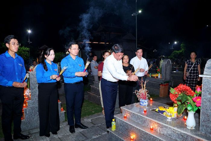 Các đại biểu thắp hương tại các phần mộ liệt sĩ.