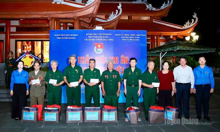 Đại biểu tặng quà cho các gia đình thương binh, liệt sĩ, người có công với cách mạng.