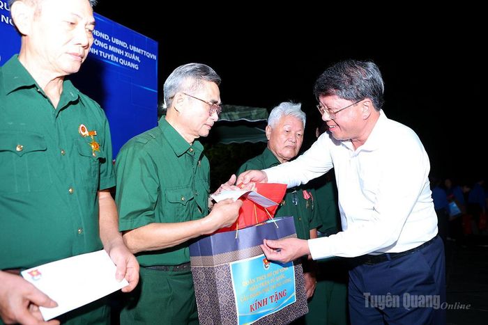 Đồng chí Hà Trung Kiên, Ủy viên Ban Thường vụ Tỉnh ủy, Phó Chủ tịch Thường trực Ủy ban MTTQ Việt Nam tỉnh tặng quà người có công với cách mạng trên địa bàn phường Minh Xuân.
