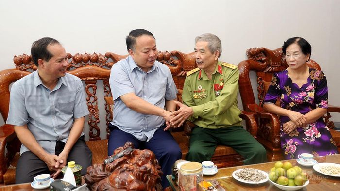 Chủ tịch UBND tỉnh trò chuyện, thăm hỏi tình hình sức khỏe ông Ma Quang Long.