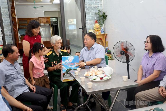 Chủ tịch UBND tỉnh Phan Huy Ngọc đến thăm và tặng quà ông Lê Tất Chấm (sinh năm 1952), bệnh binh có tỷ lệ tổn thương cơ thể từ 61-70%, tổ dân phố 19, phường Hà Giang 1.