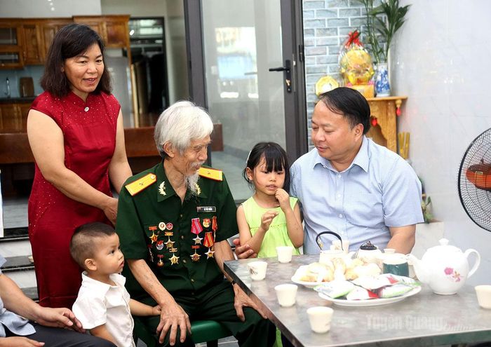 Chủ tịch UBND tỉnh hỏi thăm tình hình sức khỏe và đời sống ông Lê Tất Chấm.
