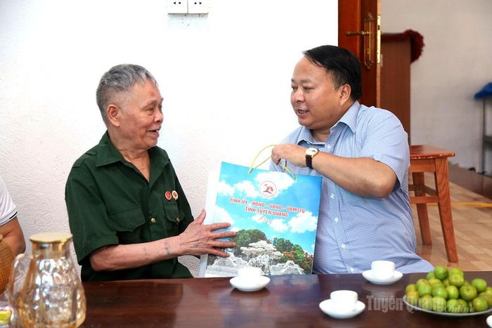 Chủ tịch UBND tỉnh Phan Huy Ngọc thăm, tặng quà ông Hồ Quốc Khánh (sinh năm 1954), thương binh có tỷ lệ tổn thương cơ thể 38%, thôn Làng Cúng, xã Vị Xuyên.