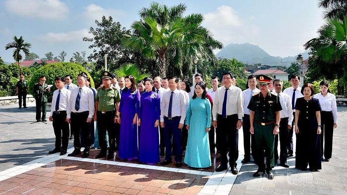 Đồng chí Phó Bí thư Thường trực Tỉnh ủy, Trưởng đoàn ĐBQH tỉnh Lê Thị Kim Dung và các đại biểu dâng hương, dâng hoa hoa tưởng niệm các Anh hùng liệt sĩ tại Đài tưởng niệm các Anh hùng liệt sĩ tỉnh.