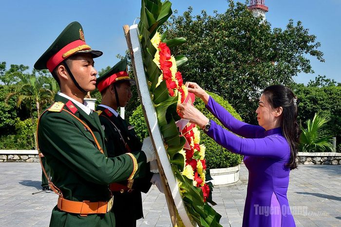 Đồng chí Phó Bí thư Thường trực Tỉnh ủy, Trưởng đoàn ĐBQH tỉnh Lê Thị Kim Dung dâng hoa tưởng niệm các Anh hùng liệt sĩ tại Đài tưởng niệm các Anh hùng liệt sĩ tỉnh.