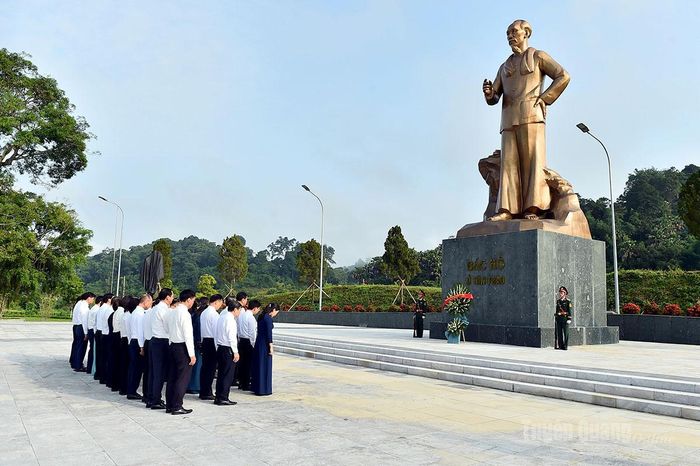 Các đại biểu dâng hoa, tưởng nhớ Chủ tịch Hồ Chí Minh tại Tượng đài Bác Hồ ở Tân Trào.