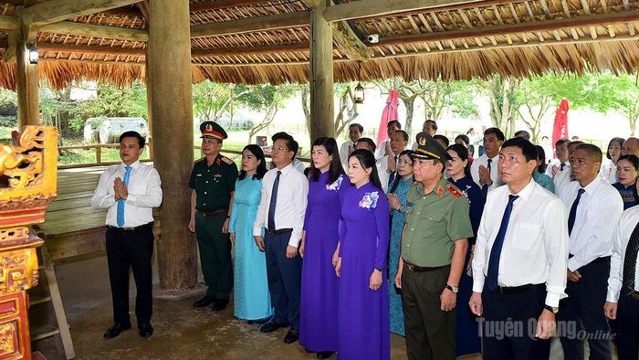 Đoàn đại biểu tỉnh dâng hương tại đình Tân Trào.
