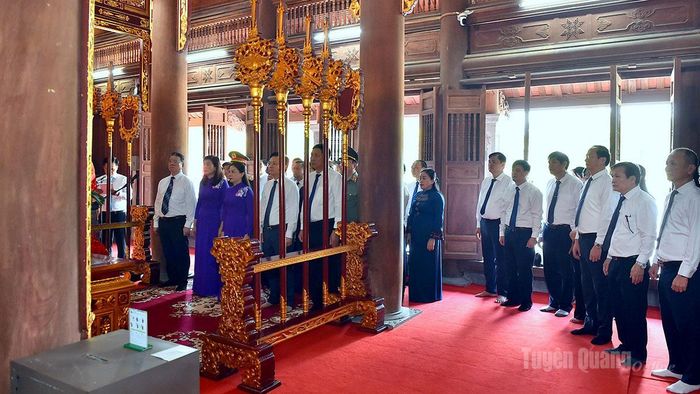 Các đại biểu dâng hương tại Khu tưởng niệm Chủ tịch Hồ Chí Minh và các vị tiền bối cách mạng.