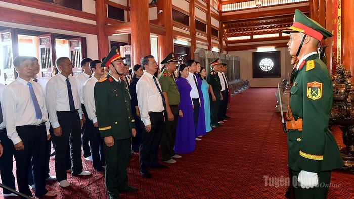 Các đại biểu dâng hương tại Đền thờ Liệt sĩ - Nghĩa trang Liệt sĩ tỉnh Tuyên Quang.